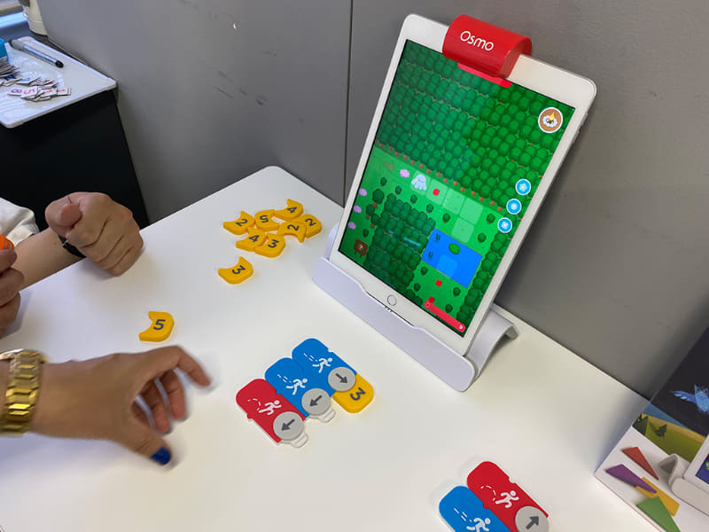 「Osmo コーディング スターター キット」は、物理的に組み合わせた命令ブロックにiPadの画⾯が連動して動く、とても刺激的だ