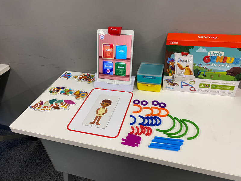 カラフルなスティックと着せ替えパーツで、より自由に遊べる「Osmo リトル ジーニアス スターター キット」。パーツを並べるプレイマットがセットになっている