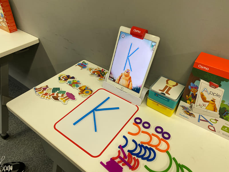 「ABC's」のゲーム。アルファベットを完成させると、Moと冒険するモードが解放。300個以上の単語を学ぶことができる