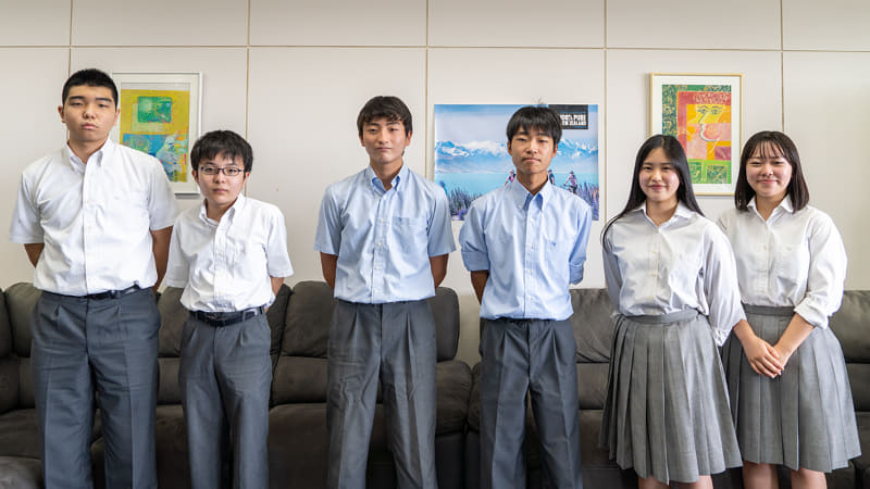 インタビューに協力してくれた生徒たち。左から川口暉人さん（中2）、神村 慧さん（中2）、高橋岳大さん（高2）、小澤周生さん（高2）、古川万里子さん（高2）、平木さくらさん（高2）