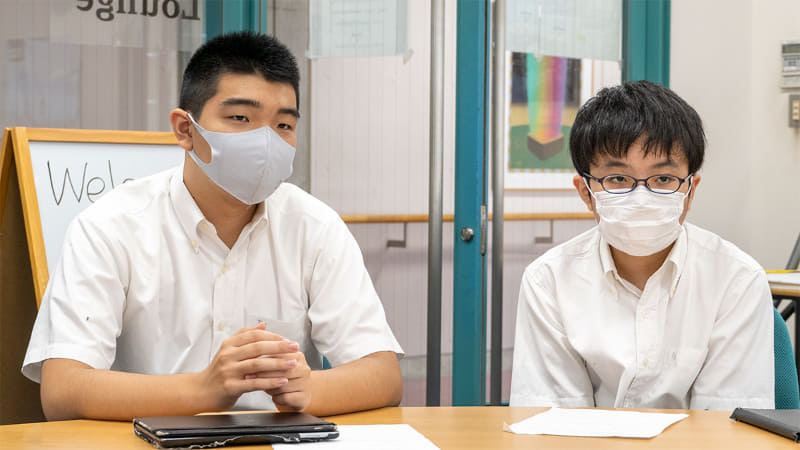 左から川口暉人さん（中2）、神村 慧さん（中2）。中学1年の最初の頃は、iPadの不適切な使い方やトラブルも合ったと打ち明けてくれた2人。しかし、それも中学2年生になると落ち着いたという。学習のツールとしてきちんと定着するようだ。