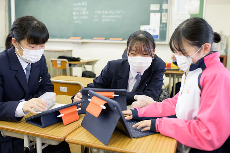 下館一高では、探究活動は週1回の「総合的な探究の時間」で実施されている