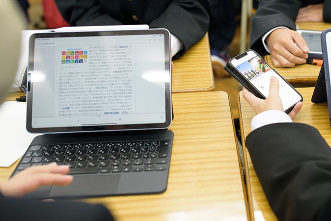 茨城県では2021年度入学の高校1年生より、県内の全ての高校で1人1台端末を実施。使用する機種は各学校で選択する。下館一高はiPadを選択し、高2、高3については、探究活動の時間など必要に応じて、スマートフォンを利用している