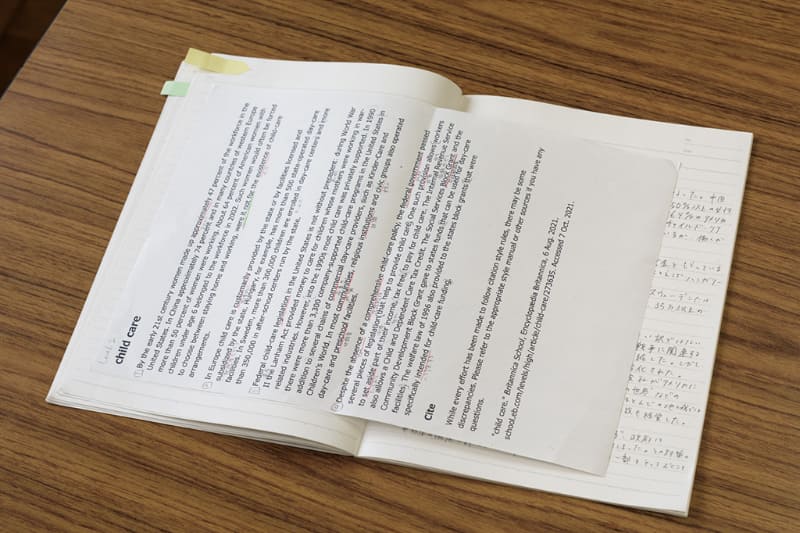 田﨑さんがBritannica Schoolに収録された「Child care」の英文を印刷し、和訳したノート
