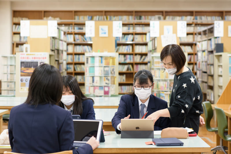 探究活動では、ブリタニカ・オンライン中高生版を使う生徒もいれば、紙の本を利用する生徒も。それぞれの目的に応じて情報収集に取り組む