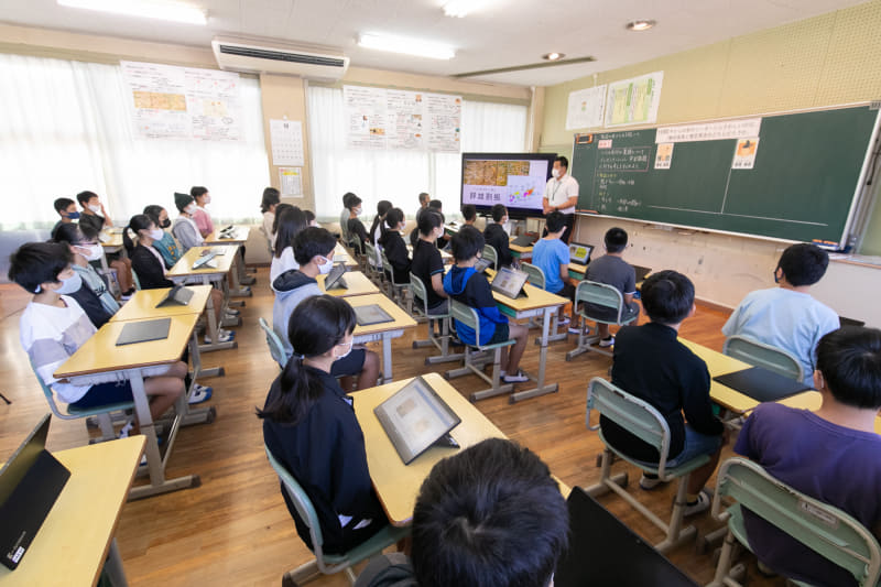 山江村立山田小学校の授業風景。1人1台端末はdynabook「D83」、授業支援ソフトは「SkyMENU CLASS」、ネットワーク環境はCiscoで構築