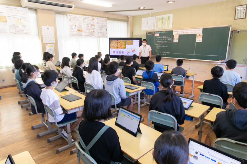 6年社会の授業風景。児童が持つ1人1台端末はdynabook「D83」