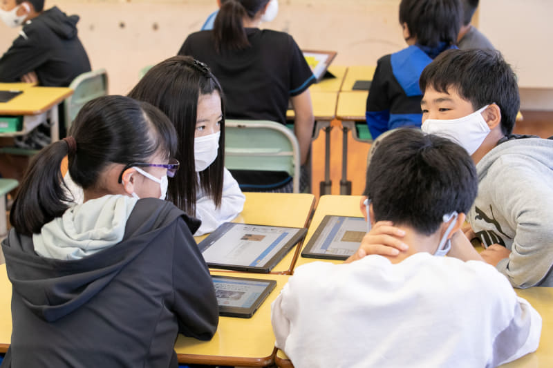 発表後にグループ内で話し合う児童たち。真剣な様子が伝わってくる