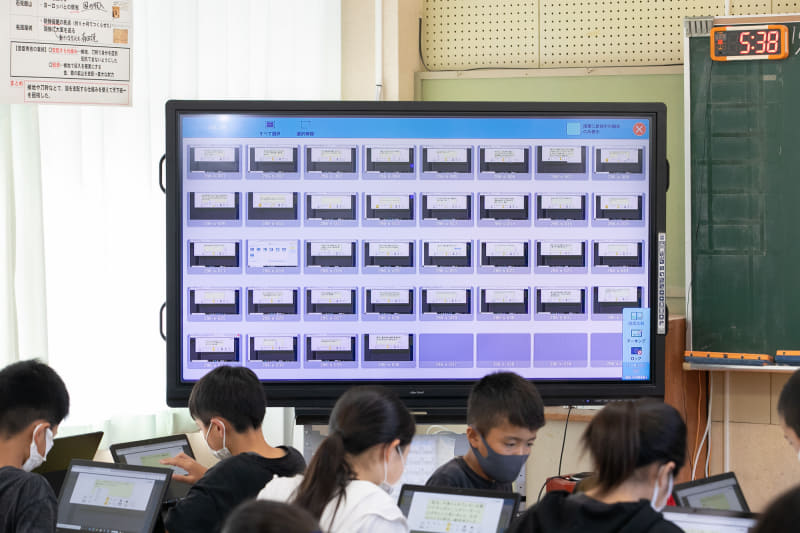 電子黒板に、全員の意見を一覧表示