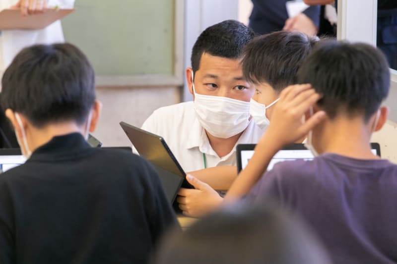 アドバイスが必要な児童に寄り添う中村教諭