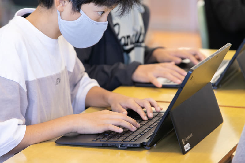 友だちの意見を聞いて、学習課題に対する自分の考えをまとめる。児童たちはタイピングもとてもスムーズ