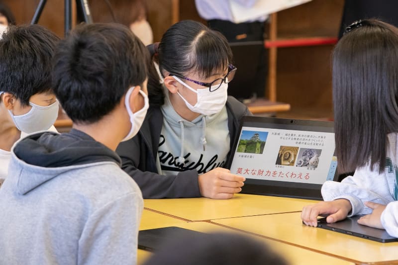 山江村立山田小学校、小学6年社会の授業で、自分の考えをまとめて、グループでプレゼンテーション