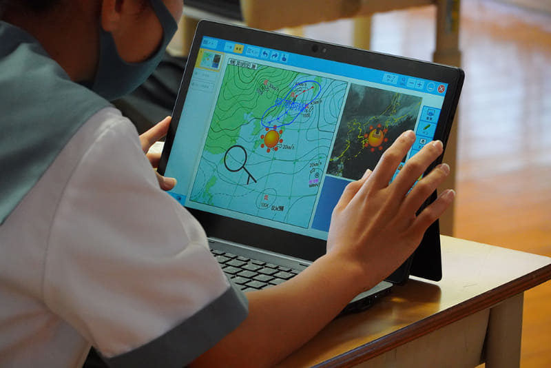 今日の気圧配置や天気図記号を書き込む生徒たち。紙のプリントと異なりカラーで分かりやすい