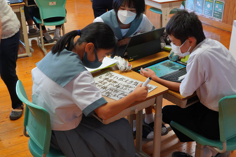 グループによるアイデア出しは、ホワイトボードを利用。黒板に貼って全体で共有