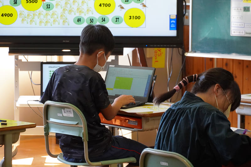 グループ学習の後、ひとりでもう一度、計算式を考える場面。表計算ソフトで平均を求めている