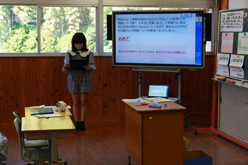 山江村の環境問題に対して自分が出来ることを発表シートにまとめ、地元ケーブルテレビのカメラに向かって発表