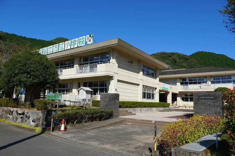 山江村立万江小学校。山田小学校との連携も多く、複式学級の特徴に合わせたICT活用を進める