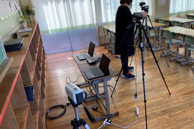 公開授業の教室うしろにセットされた撮影機材