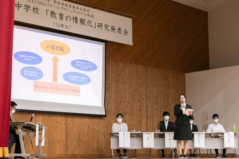 「村全体で教育に力を入れてもらえたことで、子どもは安心して学ぶことができた」と西さん。図書館で勉強をしていても、地域の人が声をかえてくれて良い環境で学べたと話す