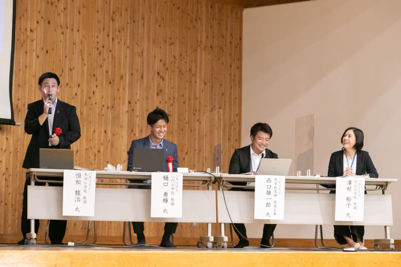全体会に登壇した歴代の研究主任。写真左より、恒松龍治教諭（現：あさぎり町立免田小学校教頭）、樋口勇気教諭（現・八代市立八代小学校教諭）、西口雄一郎教諭は（現・熊本県教育庁教育政策課指導主事）、澤村裕子教諭（山江村立万江小学校）