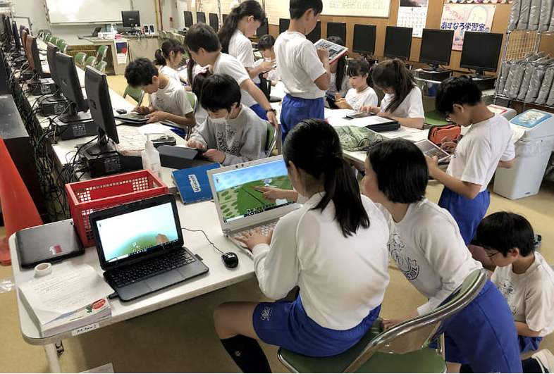 マルチプレイでつながり、ひとつのワールドで街づくりに挑戦する児童たち（写真は加藤学園暁秀初等学校提供）