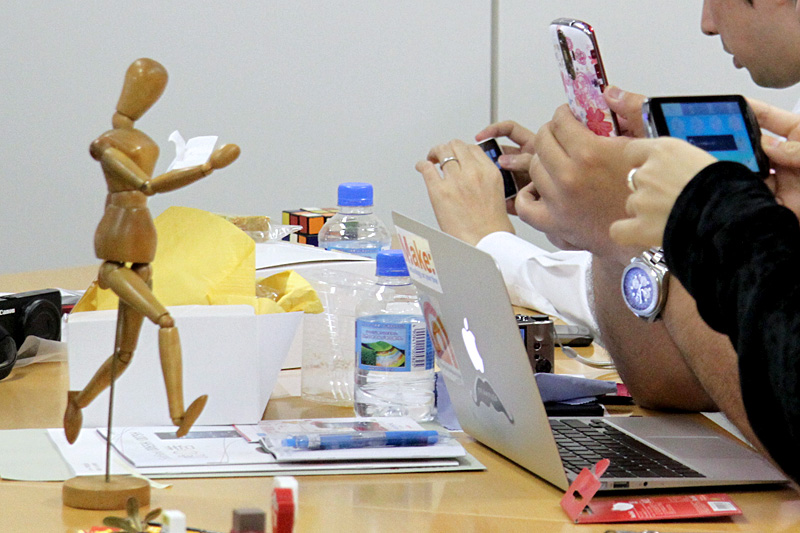 「006SH」での撮影を楽しむ参加者