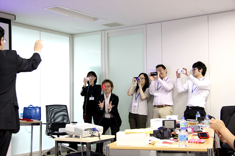 3D動画の撮影を試みる参加者