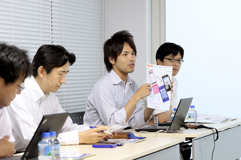 「IS11SH」について説明したシャープの仁賀智弘氏