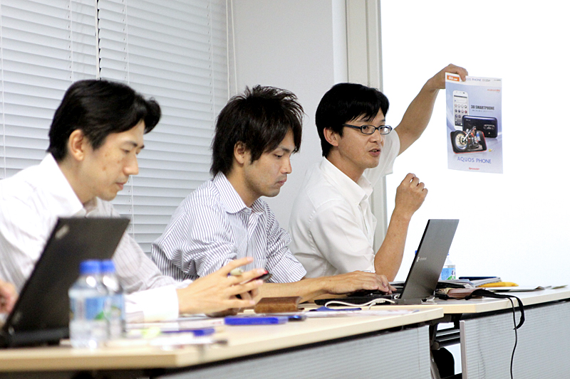 「IS12SH」について説明したシャープの濱田実氏