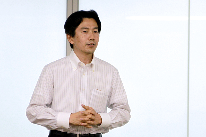 挨拶するシャープの長島明氏