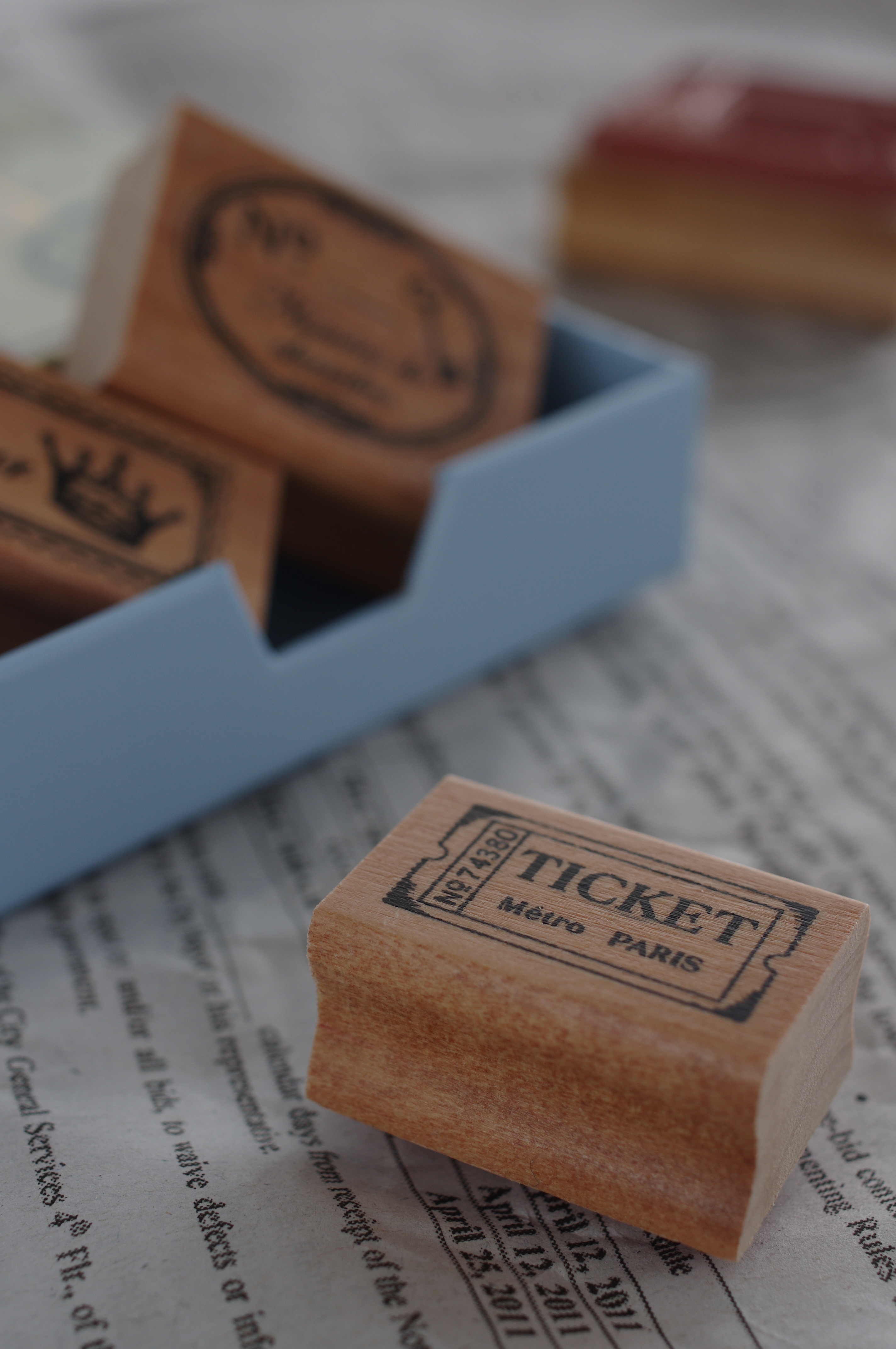 -0.7EV主役の手前のスタンプは見た目に近い明るさを保持しながら木の質感を感じさせ、画面の奥の方はボケと共に自然なグラデーションで暗くなっていっています