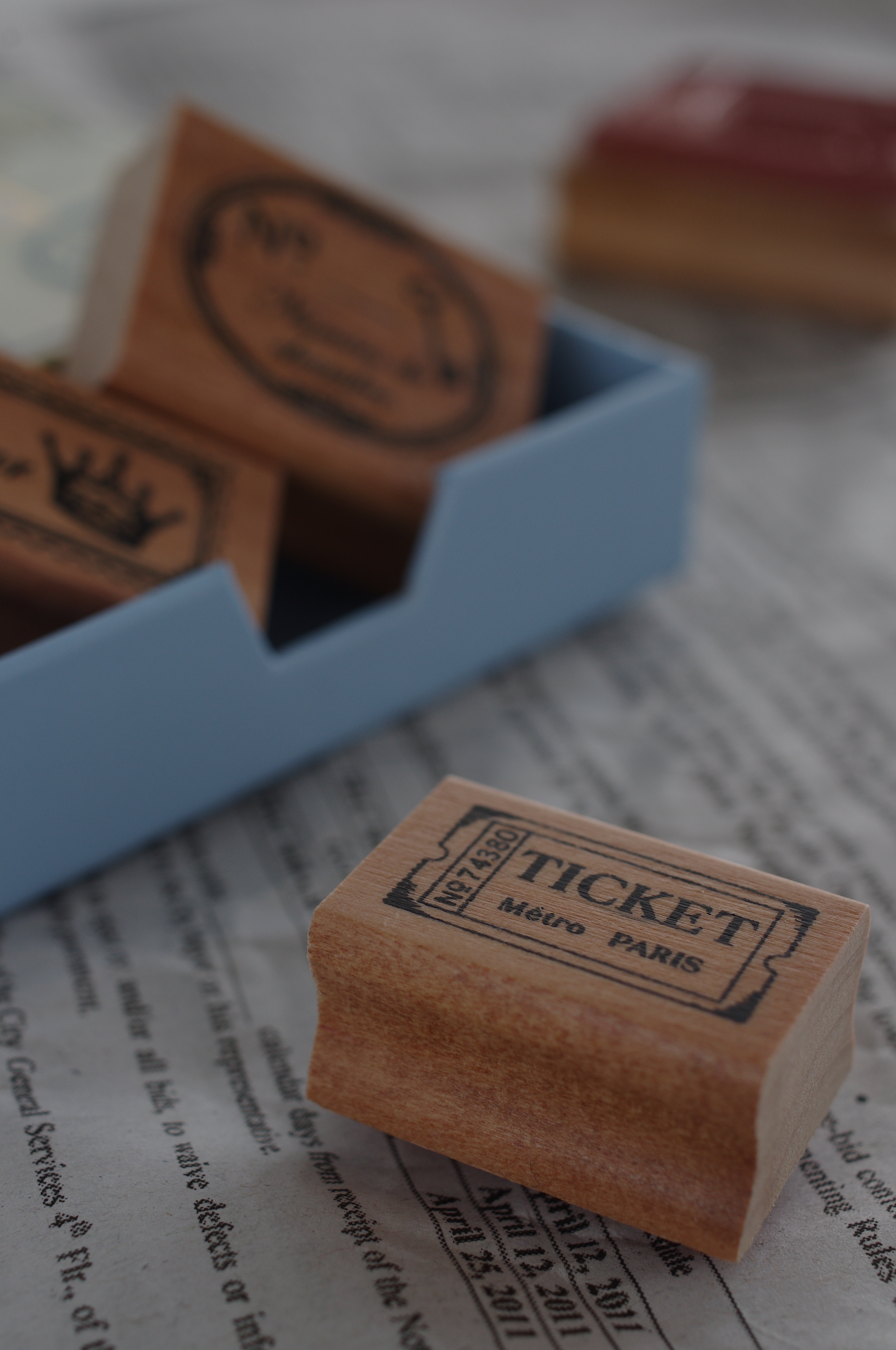 -1.0EVメインと奥のスタンプの木の質感は十分に出ましたが暗すぎてちょっと寂しい雰囲気に…