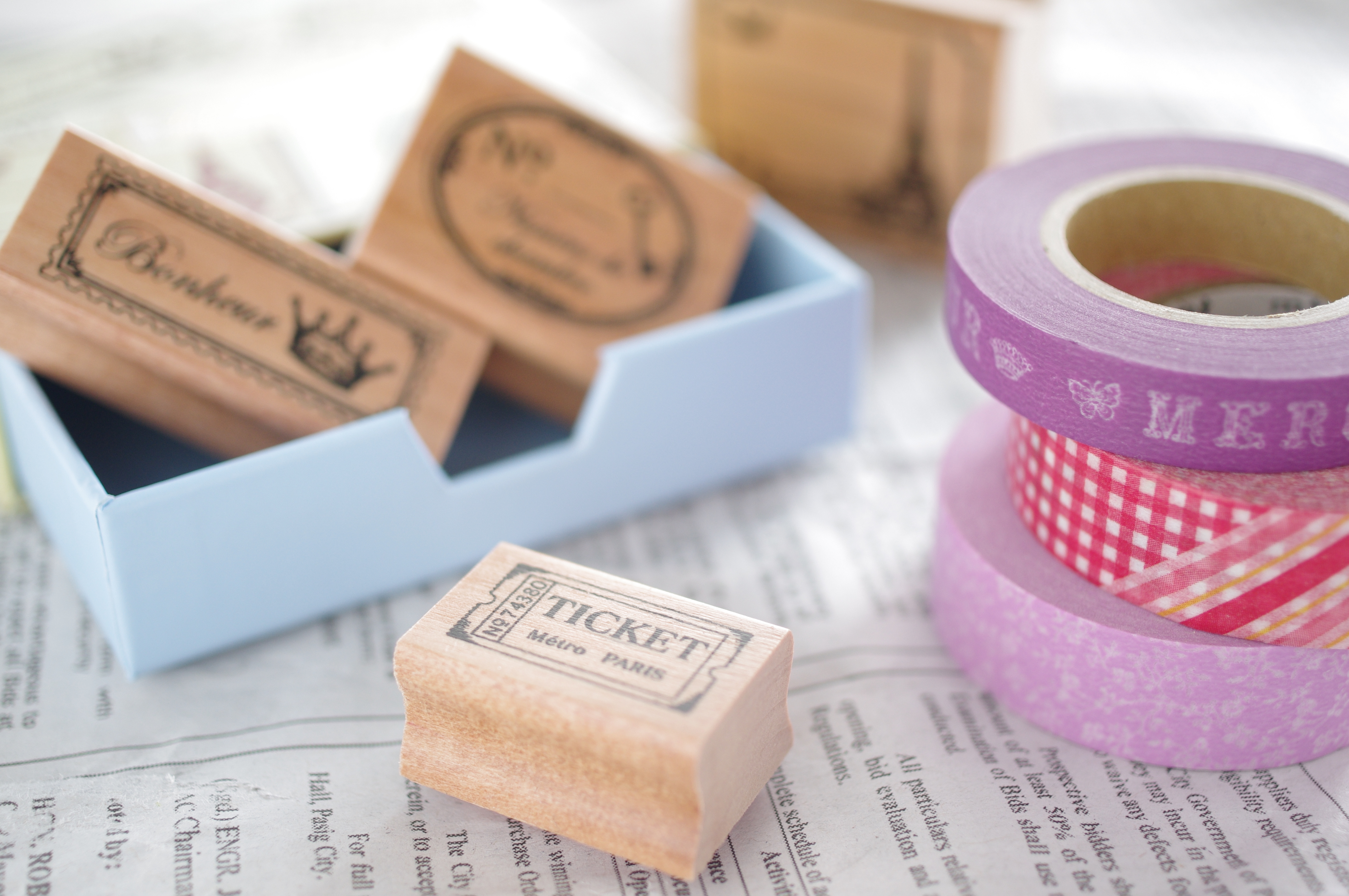 +1.3EVスタンプの「TICKET」の文字がぎりぎり読めるくらいまで思い切って明るくしてみましょう！　それでも影の部分との明暗差はしっかりあるので、のっぺりとした印象にはなりません