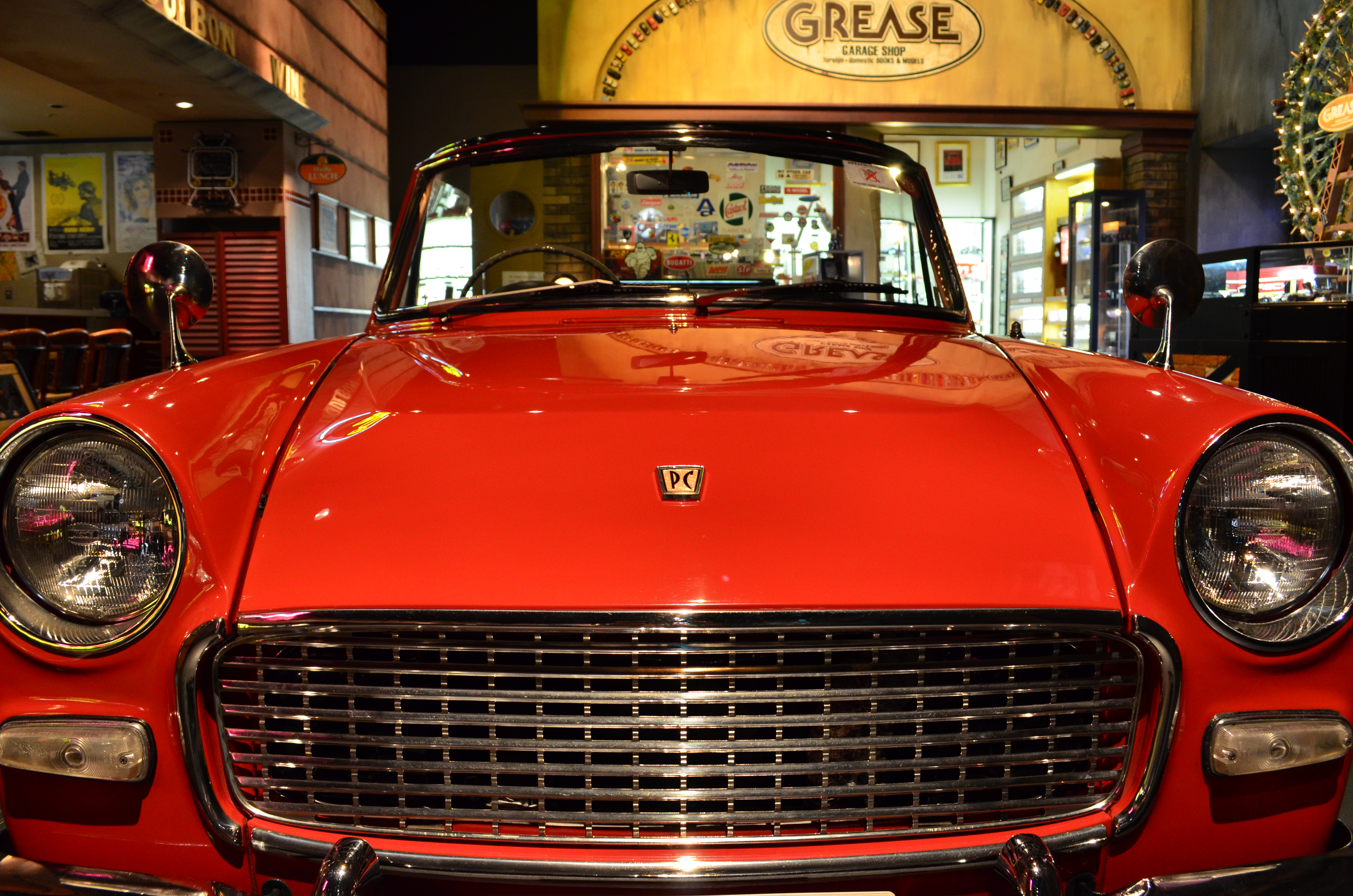 広角側で撮影■絞り優先ＡＥ（Ｆ5.6）/ISO800/WBオート/ピクチャーコントロール：ビビッド真正面から撮ると遠近感と車のパースが変わったことが分かりやすいですね。まるでカエルの顔みたい(笑)！