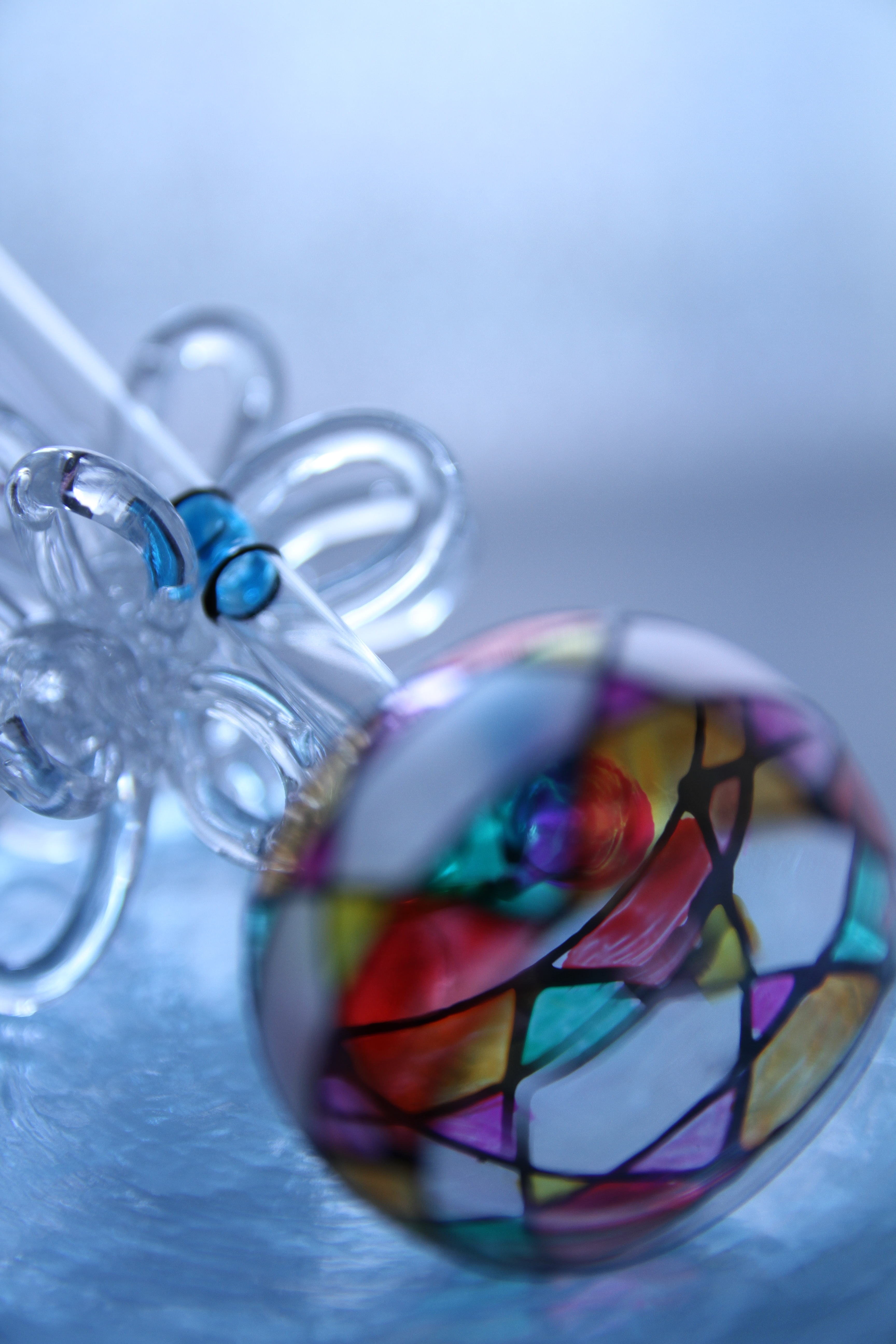 ■Canon EOS 7D/SIGMA 17-50mm F2.8 EX DC OS HSM/絞り優先AE（F2.8）/ISO200/WB白熱電球長崎土産のビードロを窓辺の光に透かして撮影。青っぽい色味にして透明感を出しました。