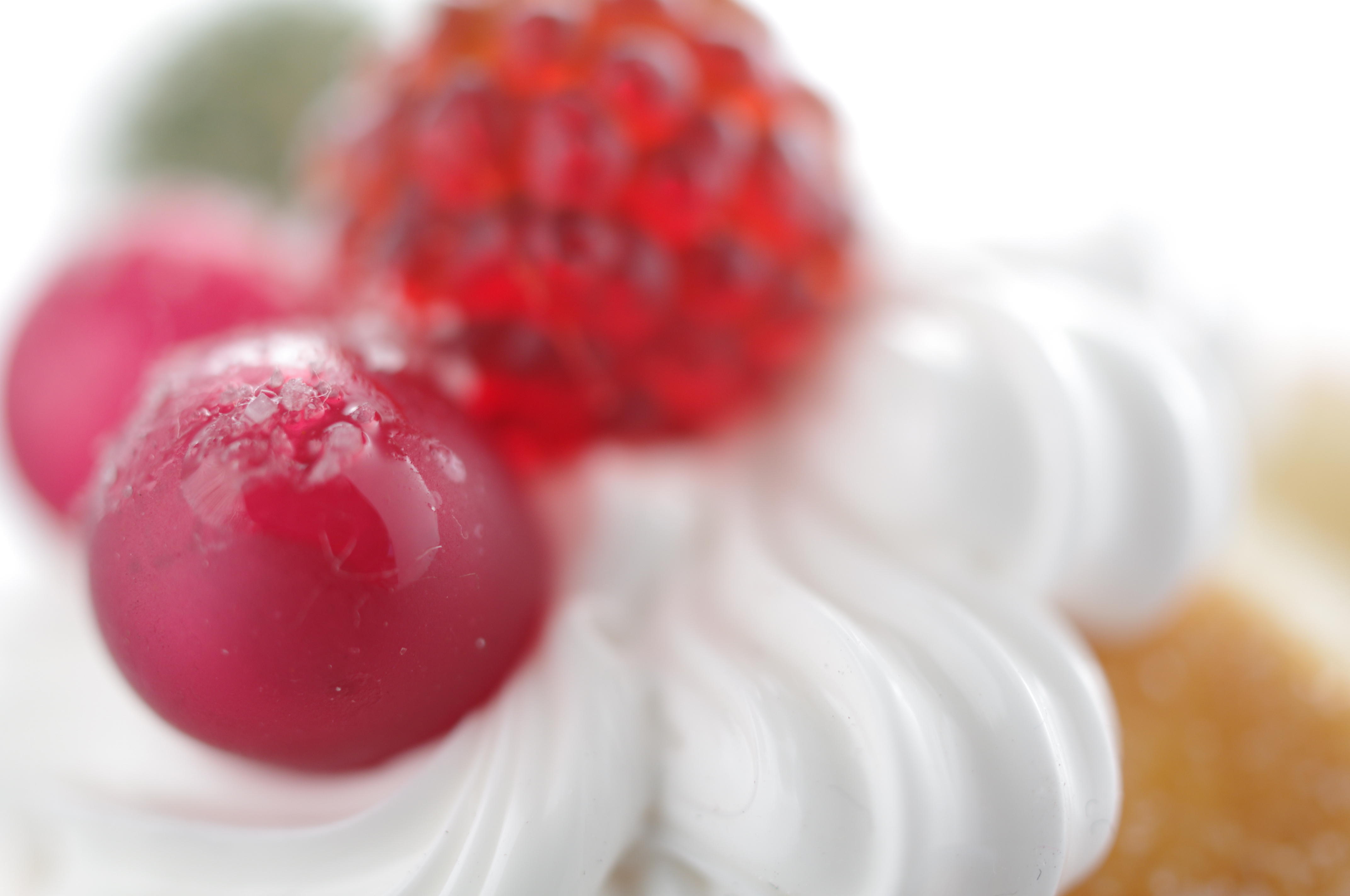 ■PENTAX K-r/DA35mmF2.8 Macro Limited/絞り優先AE（F2.8）/ISO200/WBオート/+1EV逆光に透ける赤い果実と光が当たって滑らかさが増した白い生クリームが綺麗だったのでグッと寄って撮影しました。絞りは開けてふわっとと愛らしく！