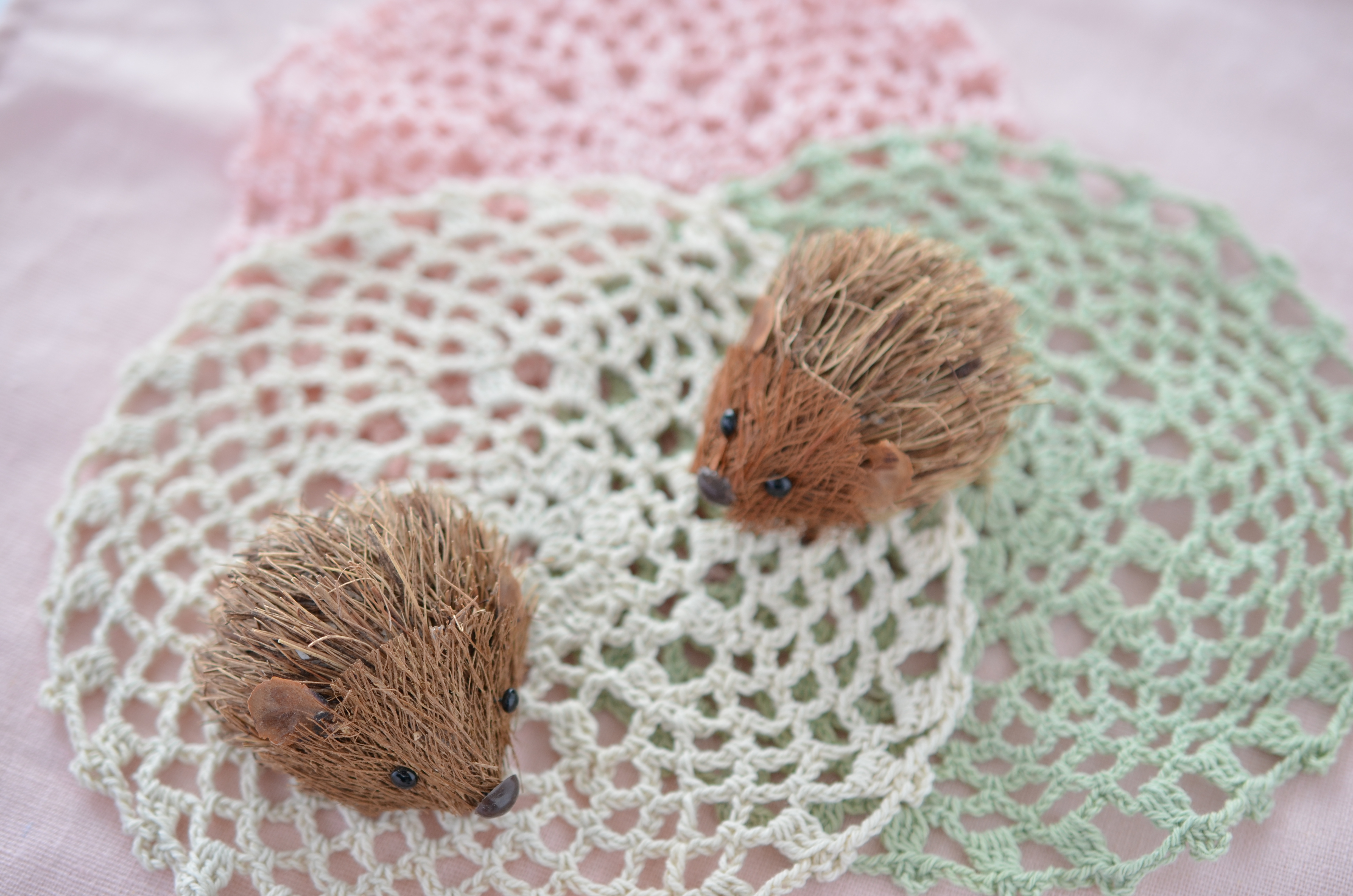 ■絞り優先AE（F3）/ISO200/WBオート/+1.7EVハリネズミの人形をふたつ配置したマリコちゃん。かわいい小物だけど真上から見下ろす形で撮ってしまったのでハリネズミの表情が見えなくてかわいらしさが半減してしまいました。