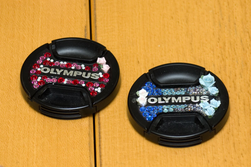 メーカーロゴに沿ってデコられた標準レンズのキャップ。葵さんの最初に制作したデコキャップ