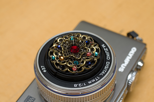 スキマが空いた、大きめのパーツが「透かしパーツ」。まずは透かしパーツをドンと配置し、空いたスキマにストーンを敷き詰めるだけで簡単に見栄えが良くなるので、初心者にはおすすめらしい