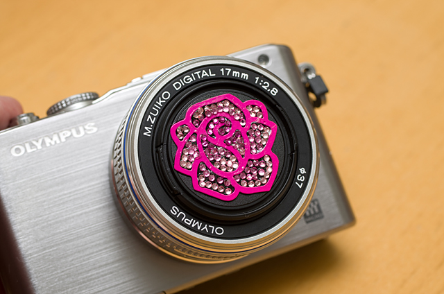 スキマが空いた、大きめのパーツが「透かしパーツ」。まずは透かしパーツをドンと配置し、空いたスキマにストーンを敷き詰めるだけで簡単に見栄えが良くなるので、初心者にはおすすめらしい