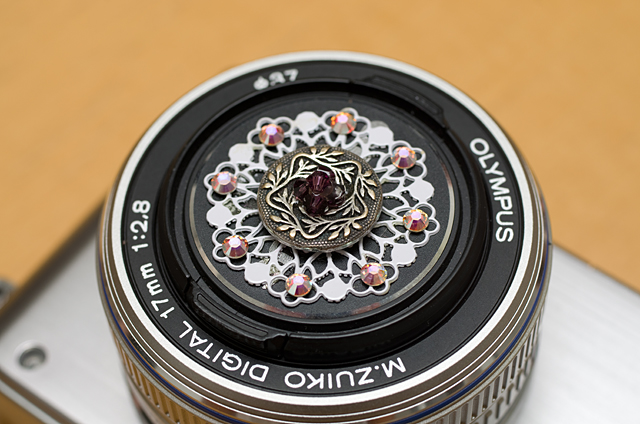 ややロゴが透けてしまっているものの、ロゴの白文字にあわせて白い透かしパーツを使用しているため、目立ちにくくなっている