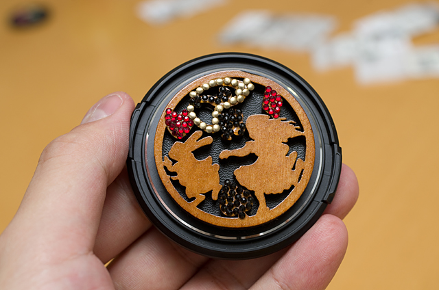 こちらはロゴありレンズキャップに革を貼り付け、その上からデコっている