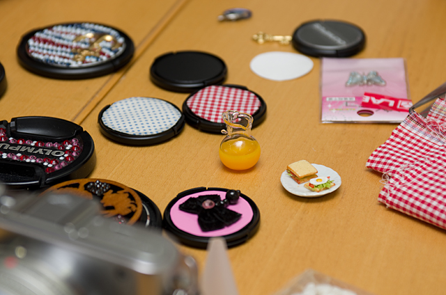 このオレンジジュースなどの小物はドールハウス用のミニチュアが狙い目らしい