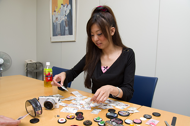 葵さんが大量に持ち込んだデコパーツに真冊さんのテンションもあがる