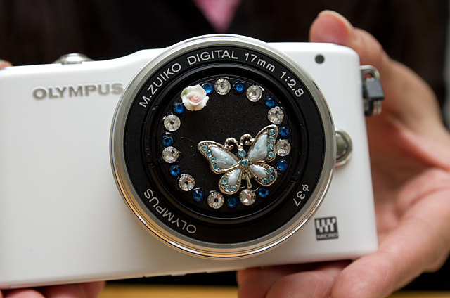 とうとう完成、真冊デコキャップ！ 花の上をひらひらと舞う蝶。空間を活かしたレイアウトが功を奏して、広い空を舞っているようにも見えます。こんなデコキャップもメーカーロゴが無いものだからこそ！