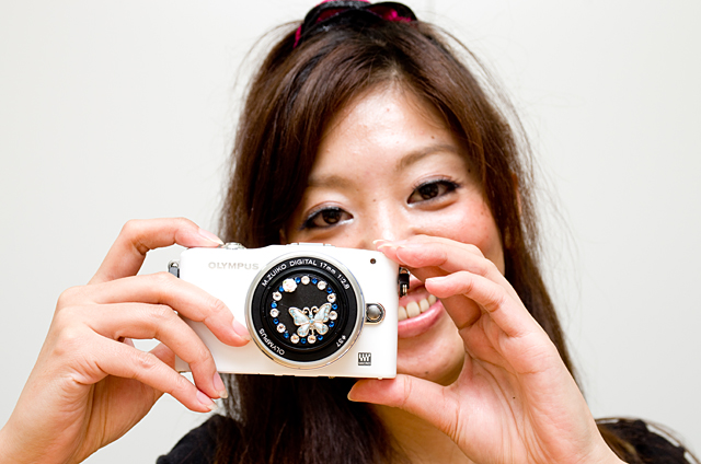 とうとう完成、真冊デコキャップ！ 花の上をひらひらと舞う蝶。空間を活かしたレイアウトが功を奏して、広い空を舞っているようにも見えます。こんなデコキャップもメーカーロゴが無いものだからこそ！