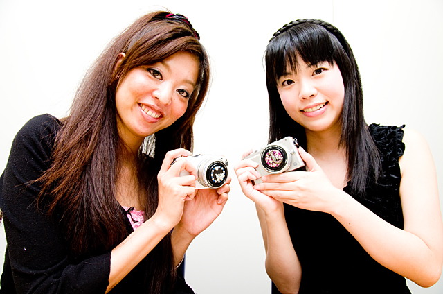 高宮葵さん（右）と、そのお友達である金子真冊（まなみ）さん（左）。本日はふたりでデジイチのレンズキャップをデコっていきます！