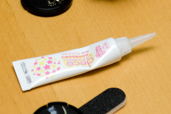 基本的に接着剤にノズルをつけて作業。このノズルはすぐに詰まってしまうのが困りもの