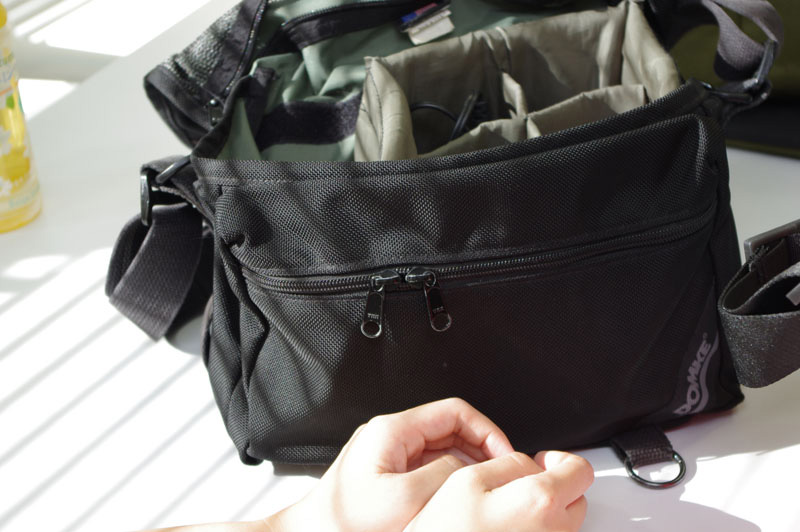 カメラバッグは「カメラを入れるため」のバッグだから、普段持ち歩いているものが入らない？