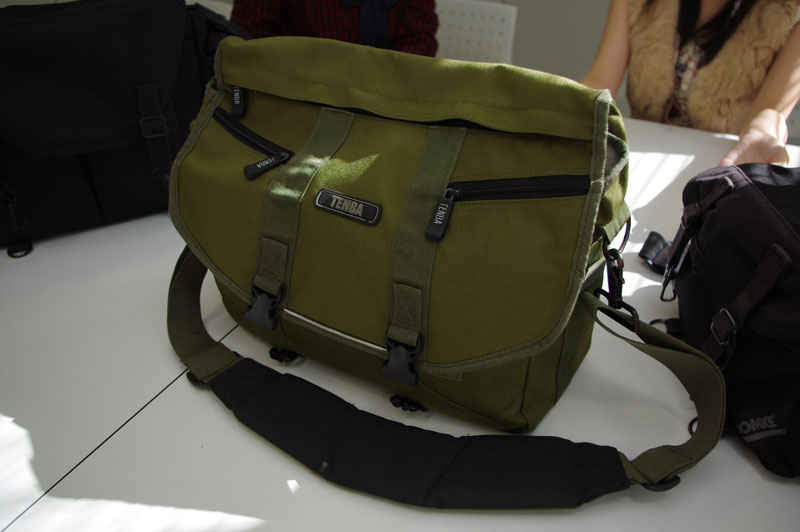 そもそも生地やフォルムが男臭いので、たとえばこの色を変えただけで女子向けになるかというと…たぶん、ならない